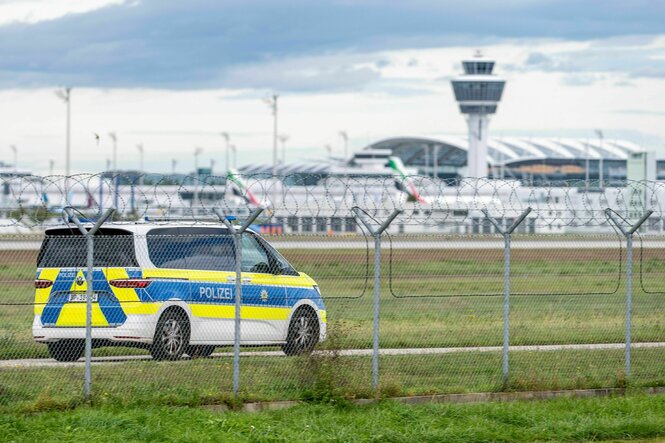 Ein Polizeifahrzeug steht auf dem Rollfeld des Münchner Flughafens