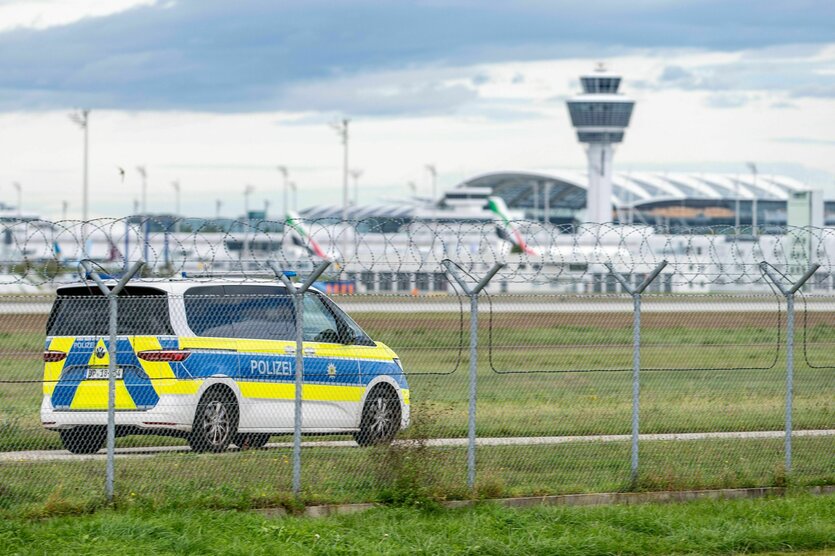 Ein Polizeifahrzeug steht auf dem Rollfeld des Münchner Flughafens