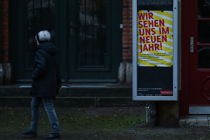 Am Schloßplatztheater in Berlin Köpenick hängt ein Plakat mit der Aufschrift „Wir sehen uns im neuen Jahr!“, während eine Frau daran vorbeiläuft, das Theater muss wegen Kürzungen im Januar 2026 schließen