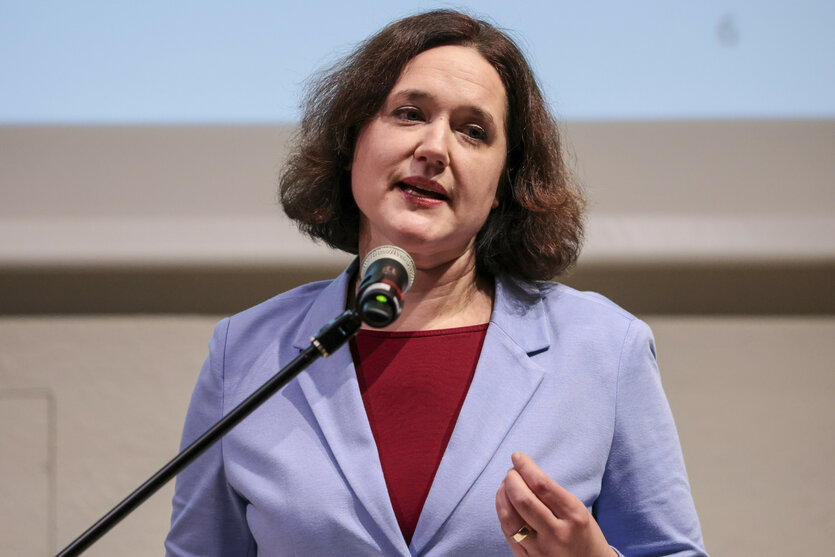 Kathrin Moosdorf spricht in ein Mikrofon