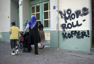 Graffiti "No more Rollkoffer" in Berlin
