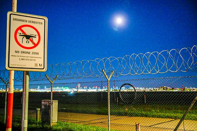 Ein Drohnen-Verboten-Schild am Münchner Flughafen