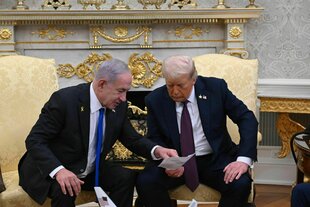 Netanjahu bei Trump im Weißen Haus: Sie sitzen nebeneinander und reden