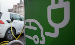 Elektroautos werden an einer Ladesäule aufgeladen.