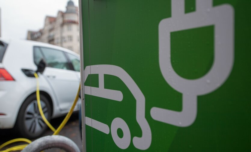Elektroautos werden an einer Ladesäule aufgeladen.