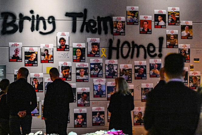 Menschen in einer Ausstellung