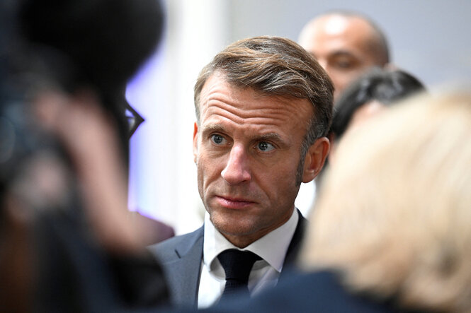 Emmanuel Macron schaut skeptisch