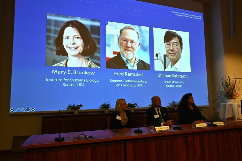 Fotos der Nobelpreisträger und Nobelpreisträgerinnen für Medizin auf einem Bildschirm