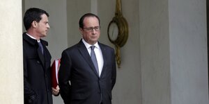 Premierminister Manuel Valls und Präsident François Hollande stehen nebeneinander und gucken sehr ernst