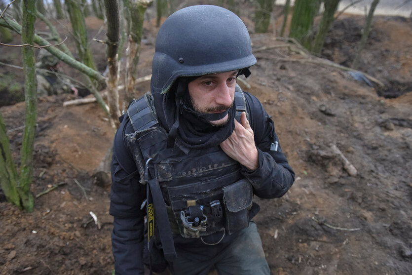 Portrait des Fotojournalisten Antoni Lallican in Schutzkleidung