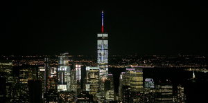 Das One World Center in New York leuchtet in den Farben der französischen Tricolore.