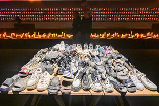 Ganz viele Schuhe in einer Ausstellung - sie erinnern an die nun toten Menschen, die sie einst getragen haben