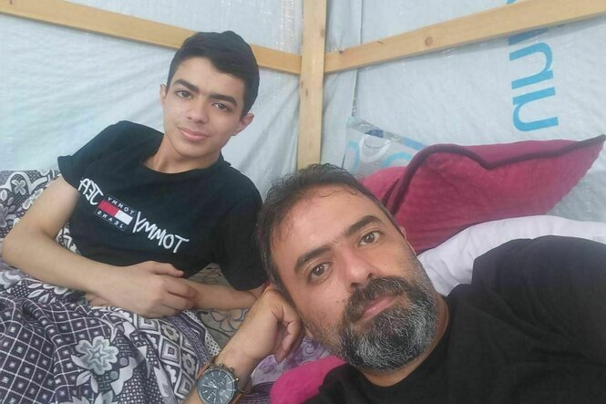 Ein Mann und seine Sohn in einem Zelt