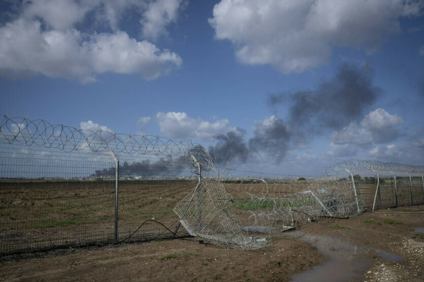 Eine Lücke im Zaun des israelischen Kibbuz Nahal Oz, die wieder geschlossen wurde