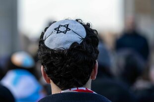 Ein Mann trägt eine Kippa mit Davidstern