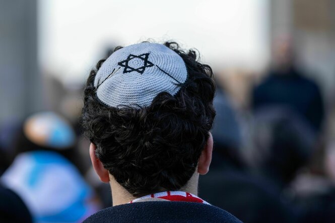 Ein Mann trägt eine Kippa mit Davidstern