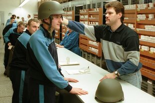 Historische Aufnahme von einem Rekruten der Bundeswehr, der gerade eingekleidet wird
