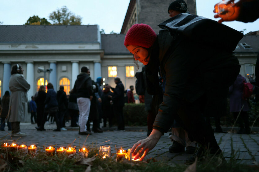Kerzen werden bei der Mahnwache "Wir stehen an Eurer Seite, Mahnwache zum Schutz j¸dischen Lebens" vor der Kreuzberger Synagoge am Fraenkelufer aufgestellt