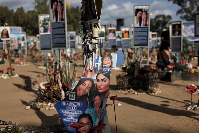 Fotos von Hamas-Opfern auf dem Festival-Gelände des Nova-Festivals in Reim, Israel