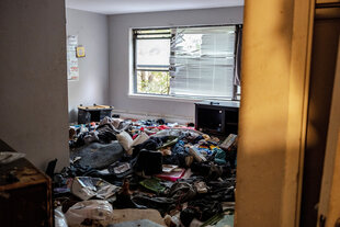 Viele Kleidungsstücke liegen durcheinander in einem Raum