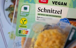 Eine Packung veganes Schnitzel auf Basis von Weizenprotein.