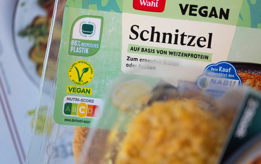 Eine Packung veganes Schnitzel auf Basis von Weizenprotein.