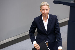 Die Rechtsextremistin Alice Weidel zieht eine Schnute im Plenarsaal des Bundestags