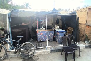Hier flickt Mohammed auch die Hose unseres Autoren: an seinem Arbeitsplatz in einem Zelt in Deir Al Balah