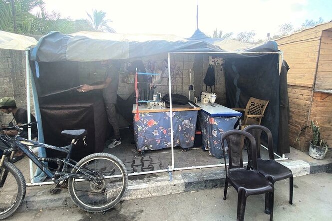 Hier flickt Mohammed auch die Hose unseres Autoren: an seinem Arbeitsplatz in einem Zelt in Deir Al Balah