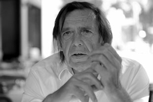 Franz Josef Wagner stützt sich mit seinen Ellenbogen auf einem Tisch auf