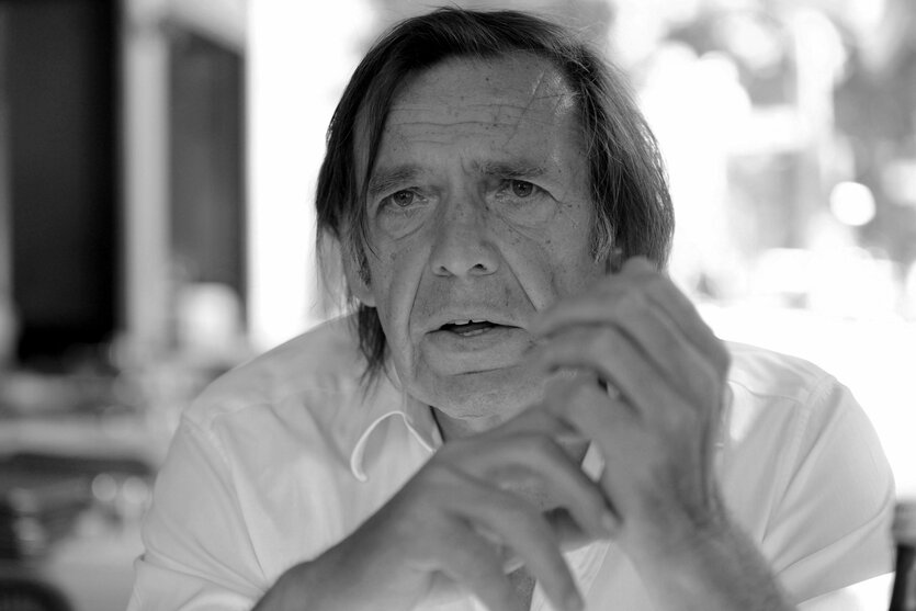 Franz Josef Wagner stützt sich mit seinen Ellenbogen auf einem Tisch auf