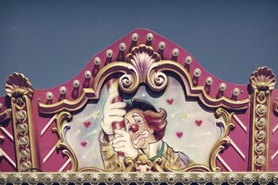 Detail eines Fahrgeschäfts auf einem Jahrmarkt