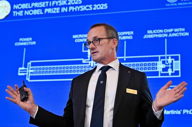 Goran Johansson steht vor einem Bildschirm, auf dem eine technische Zeichnung gezeigt wird
