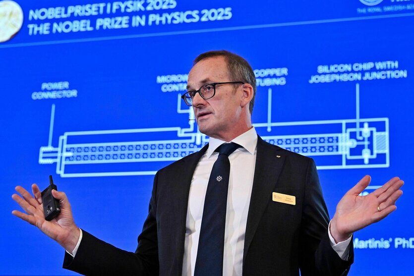 Goran Johansson steht vor einem Bildschirm, auf dem eine technische Zeichnung gezeigt wird