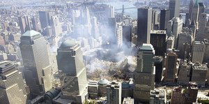 New York aus der Vogelperspektive mit dem Krater, wo einst die Türme des World Trade Center standen.