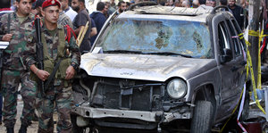 Libanesische Soldaten neben einem zerbombten Auto in Beirut