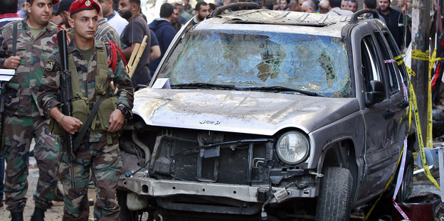 Libanesische Soldaten neben einem zerbombten Auto in Beirut