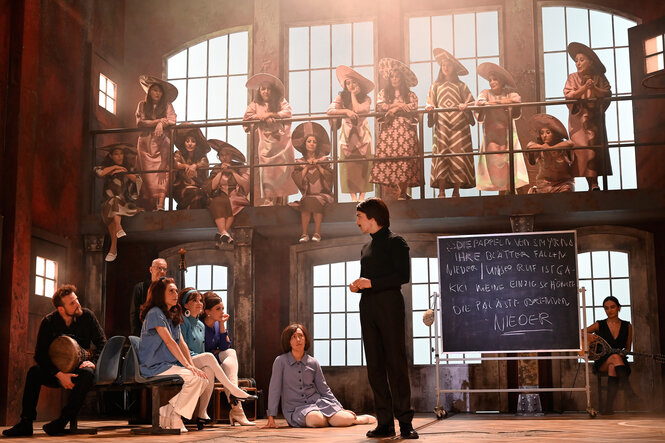 Die Bühne des Maxim Gorki Theater mit dem Ensemble.