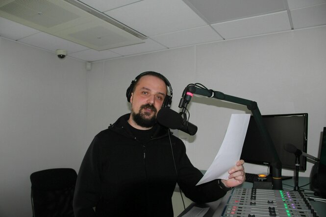 Ein Radioredakteur in seinem Studio