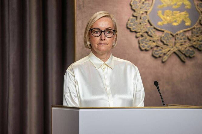 Eine Frau steht an einem Rednerpult