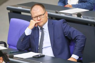 Portrait von Carsten Schneider im Deutschen Bundestag
