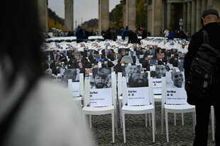 Mit 1.100 Stühlen vor dem Brandenburger Tor will die Jüdische Studierendenunion Deutschland am zweiten Jahrestag des Hamas-Angriffs auf Israel an die Opfer erinnern
