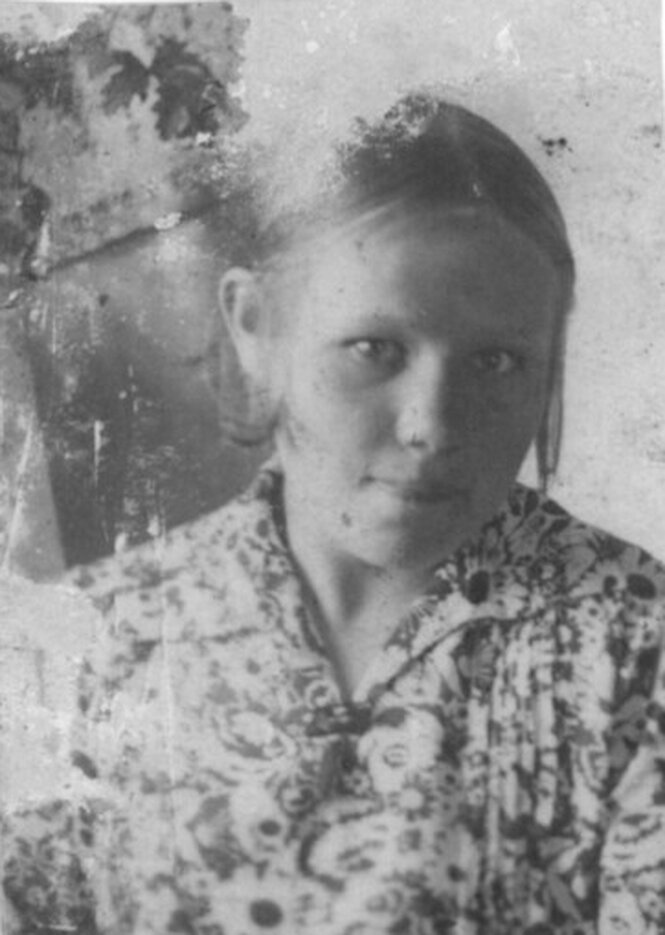 Eine alte Fotografie zeigt eine junge Frau.