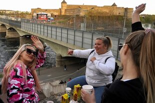 Dre Frauen trinken bei einem Picknick am Grenzübergang zu Russland in der estnischen Stadt Narva