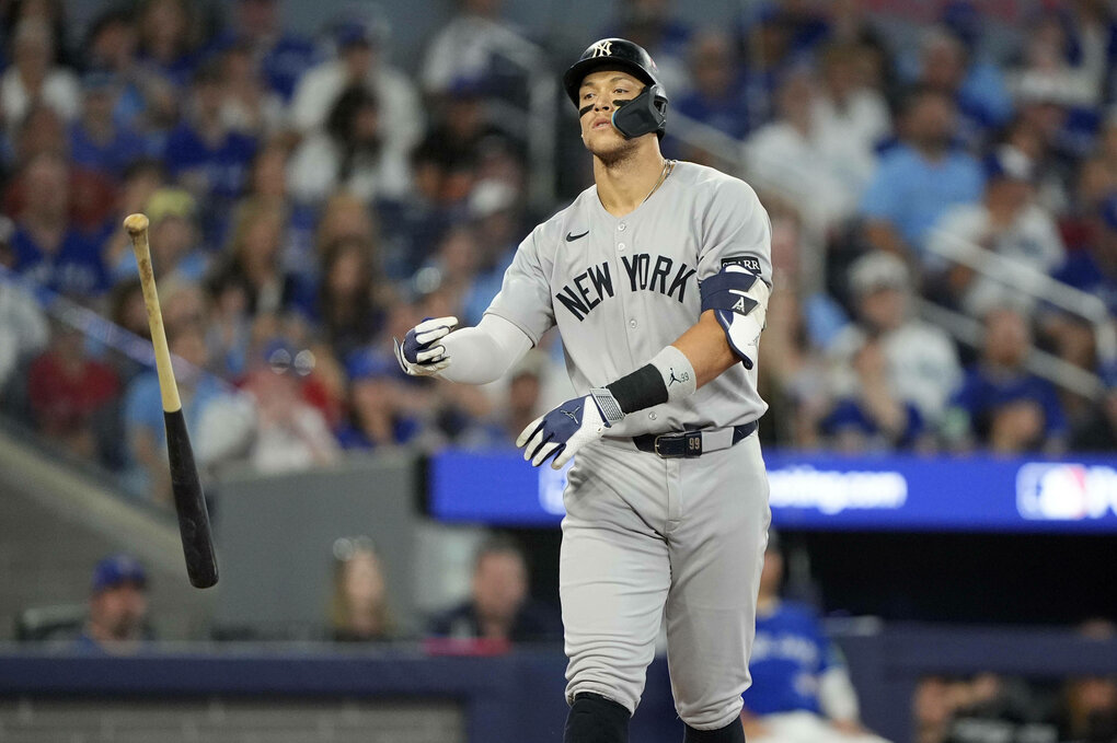 Aaron Judge wirft seinen Baseballschläger weg