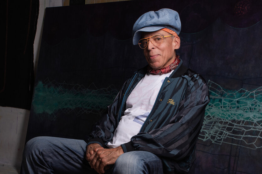 Satch Hoyt auf einem Stuhl sitzend in seinem Atelier