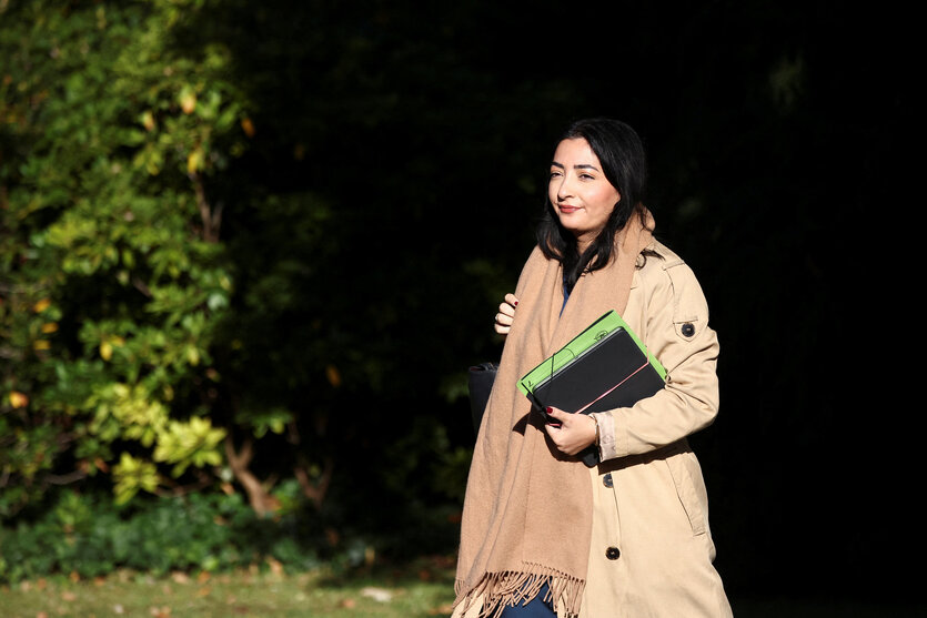 Reem Alabali Radovan mit Akten