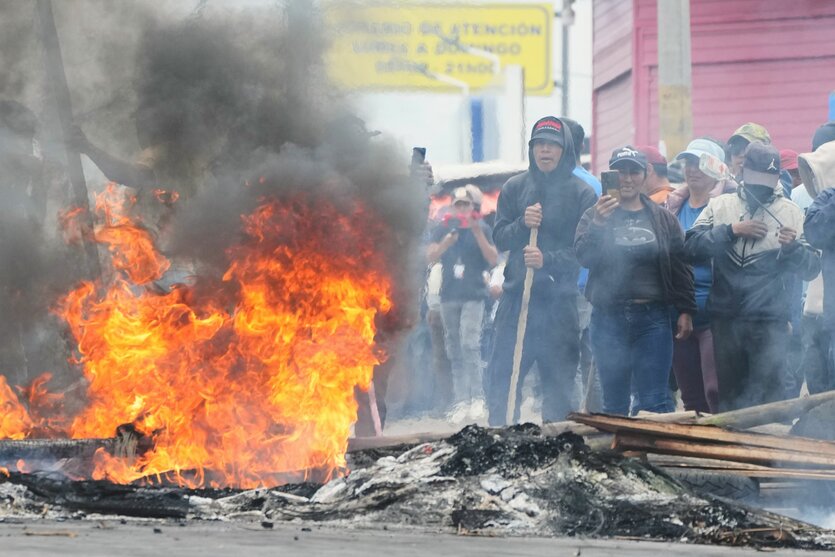 Feuer und Demonstranten auf der Straße
