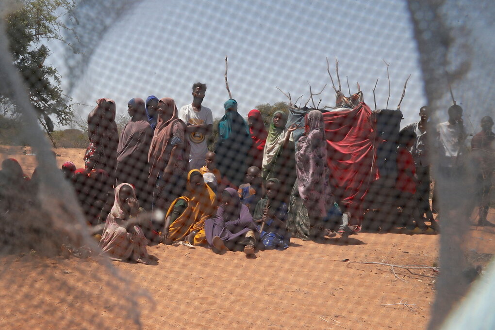 Durch ein Moskitonetz fotografiert: Geflüchtete bei ihrer Ankunft in einem Camp an der Grenze von Somalia und Kenia