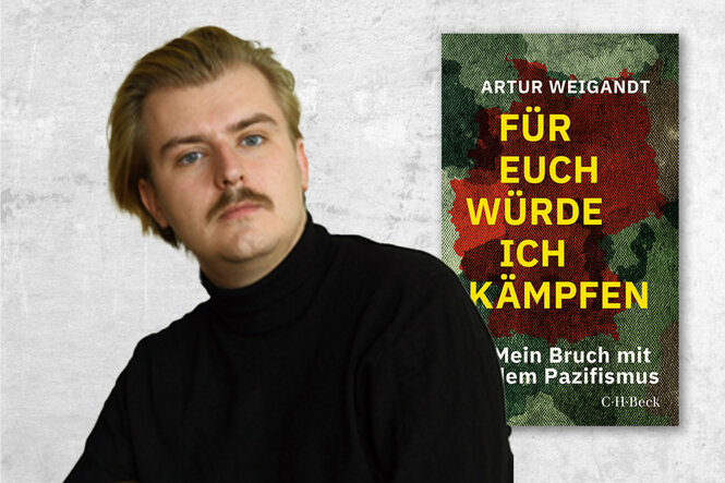 Artur Weigandt sitzt in einem schwarzen Rollkragenpullover vor einer hellen Wand. Neben ihm ist das Cover seines Buches „Für euch würde ich kämpfen – Mein Bruch mit dem Pazifismus“ zu sehen. Der Buchtitel ist in gelber Schrift auf einem stilisierten Hintergrund in den Farben Rot, Grün und Schwarz abgebildet. Das Buch erscheint im Verlag C.H. Beck.